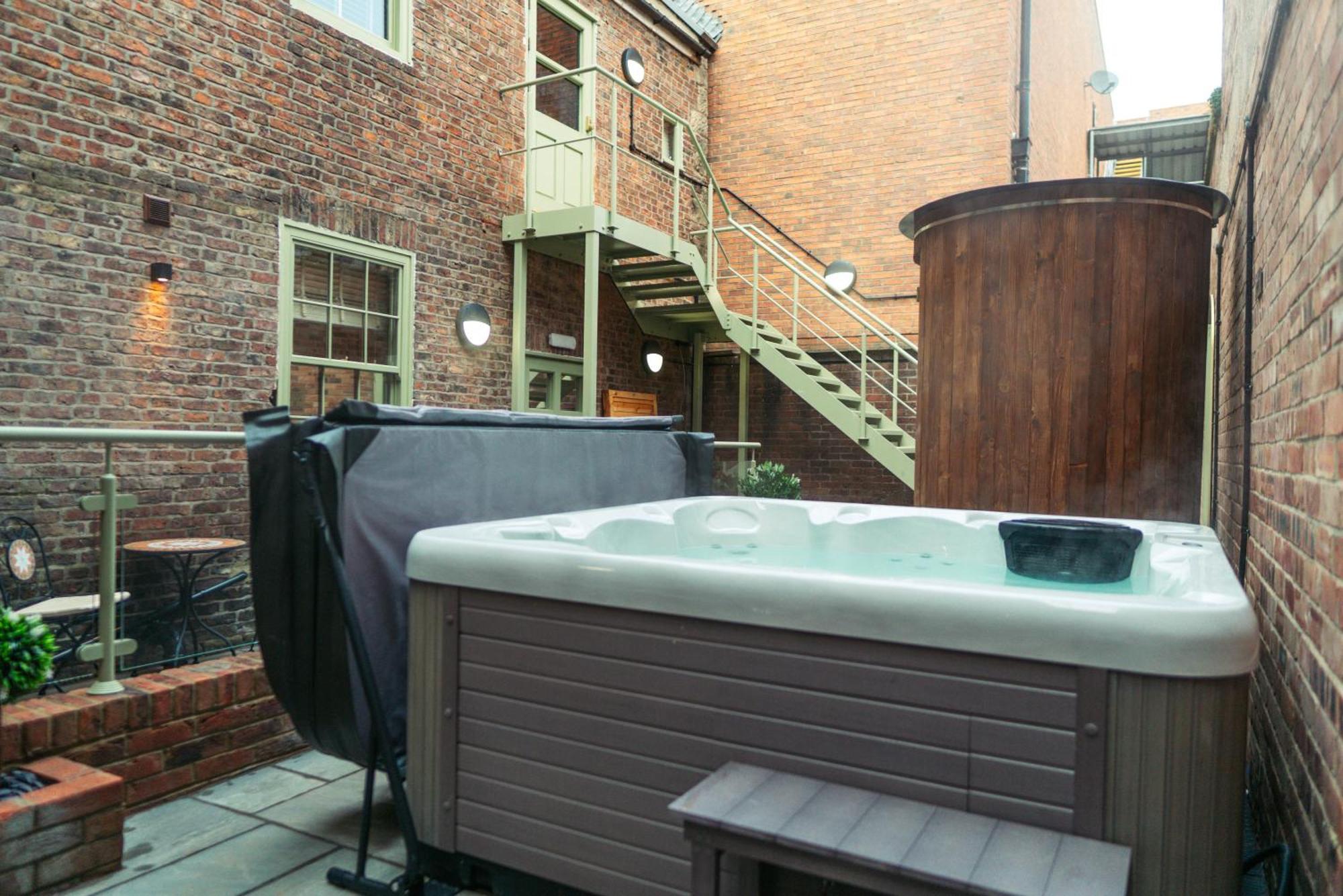 Magistrates Penthouse Suite - Town Centre Apartments With Spa Morpeth Exterior photo