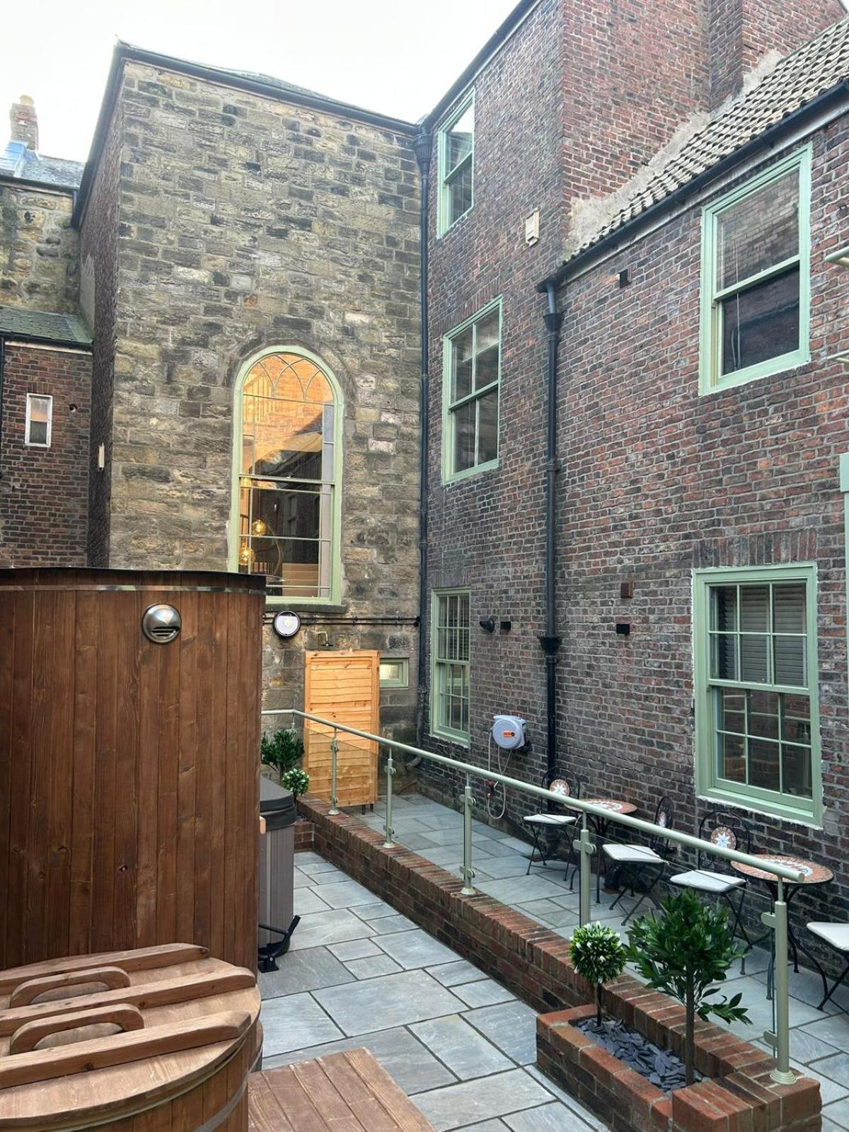 Magistrates Penthouse Suite - Town Centre Apartments With Spa Morpeth Exterior photo